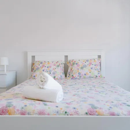 With 5 Bedrooms 페니케