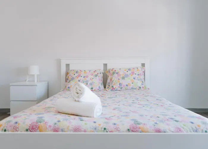 With 5 Bedrooms Peniche
