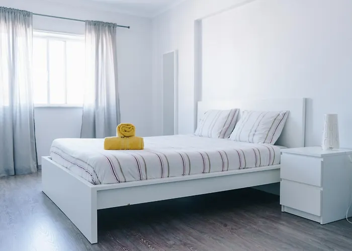 With 5 Bedrooms Peniche