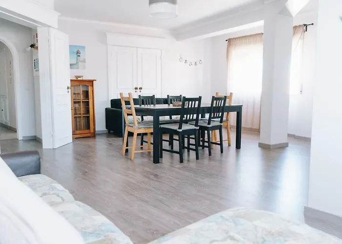 Apartamento With 5 Bedrooms Peniche